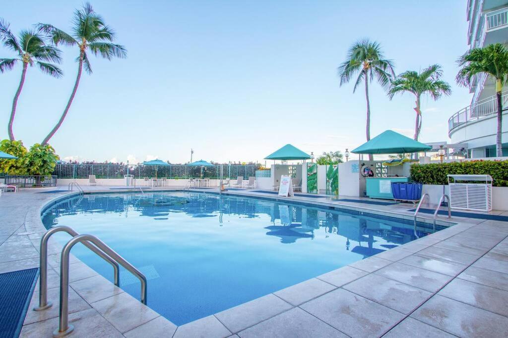Resort Life At A Low Price- Ilikai Hotel Honolulu Exterior photo
