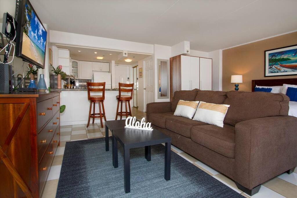 Resort Life At A Low Price- Ilikai Hotel Honolulu Exterior photo