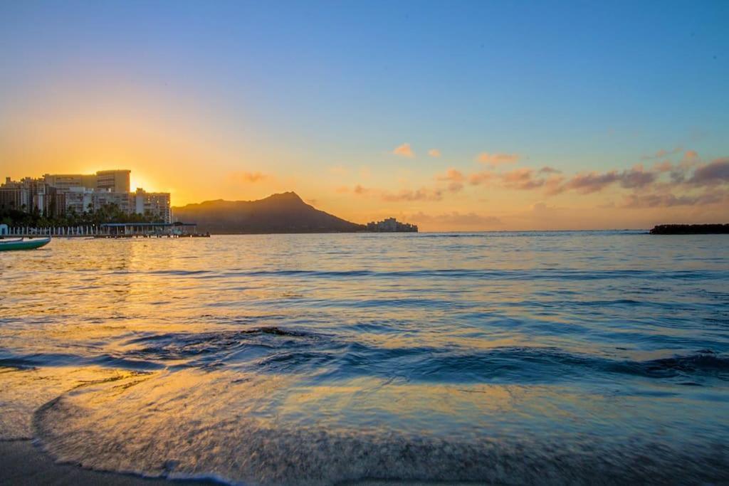 Resort Life At A Low Price- Ilikai Hotel Honolulu Exterior photo